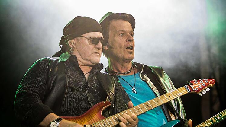 Impressionen vom Tambacher Sommer: Rund 1500 begeisterte Fans im ausverkauften Tambacher Schloss erlebten den Auftritt der Ersten Allgemeinen Verunsicherung. Foto: Jochen Berger