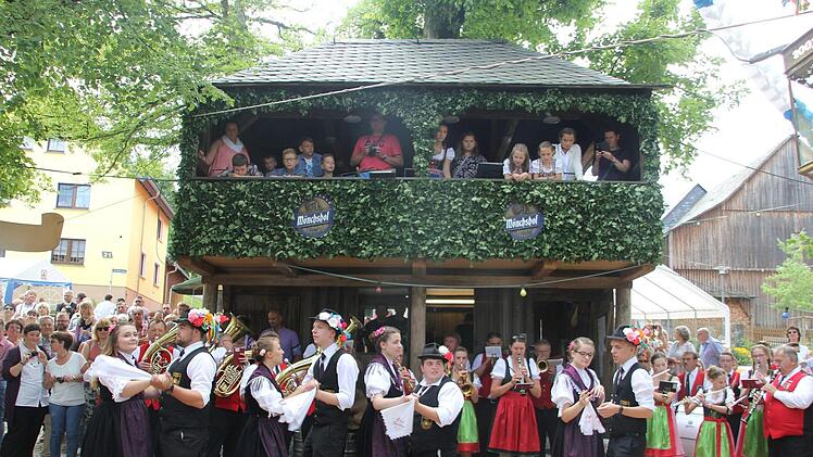 Von oben einen Blick auf den Anger werfen.