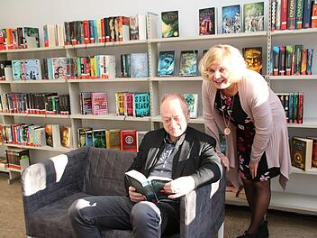 Barbaras Gassauer von der Stadtbücherei zeigt Bürgermeister Helmut Blank die vergrößerte Jugendabteilung. Thomas Malz