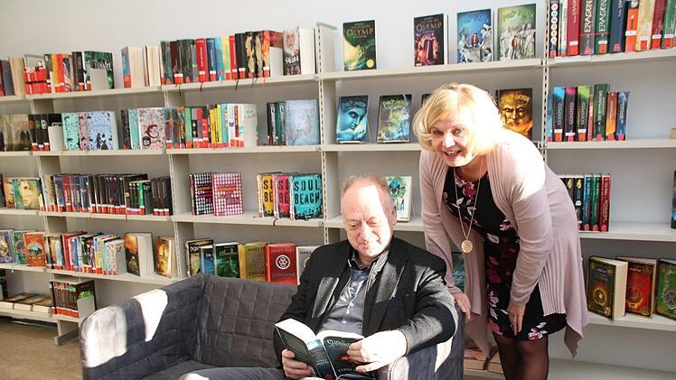 Barbaras Gassauer von der Stadtbücherei zeigt Bürgermeister Helmut Blank die vergrößerte Jugendabteilung. Thomas Malz