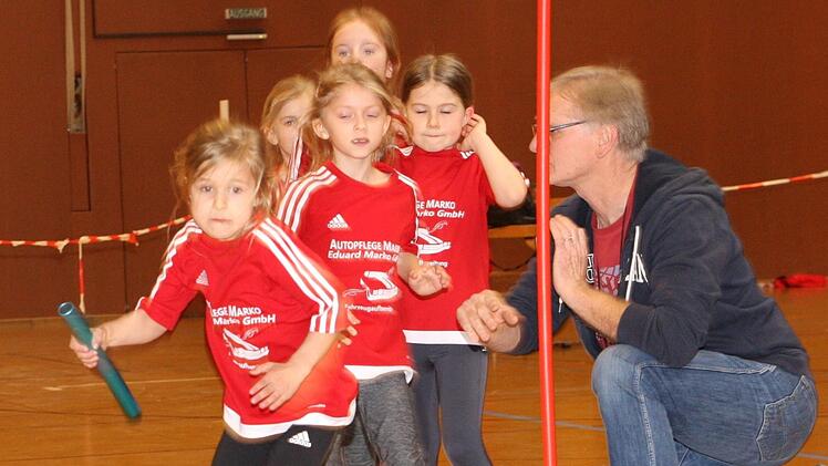Die Staffelläufe über 5 x eine Hallenrunde gehörten sicherlich zu den Höhepunkten der Leichtathletik-Kreismeisterschaften in Münnerstadt. Im Bild die Staffel des TSV Oberthulba mit Betreuer Roland Fröhlich.Reinhold Nürnberger