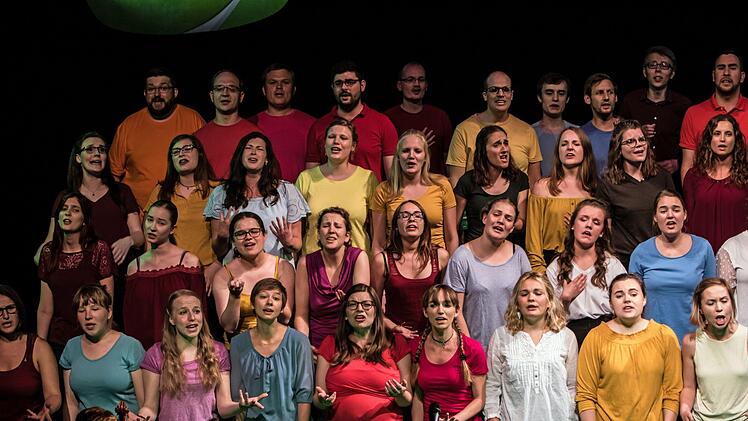 Mitreißendes Jubiläums- und Abschiedskonzert: Unter Leitung seines scheidenden Dirigenten Moritz Metzner begeisterte der Coburger Hochschulchor "Die Klangfänger" im ausverkauften Landestheater.Foto: Jochen Berger