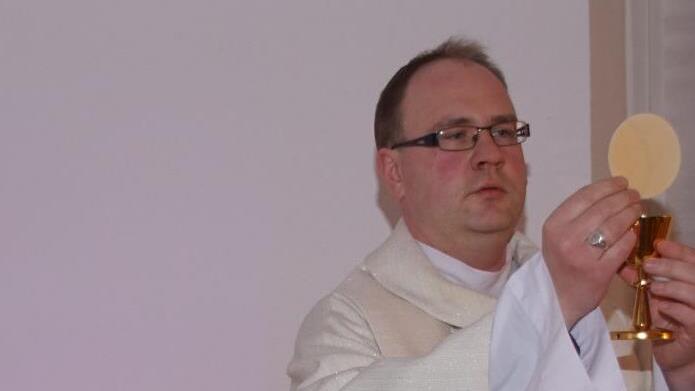 An seinem Hausaltar im Wohnzimmer zelebriert Andreas Hartung täglich eine heilige Messe ohne Gemeinde, die so genannte Missa sine populo, und betet für die ihm anvertrauten Menschen.
