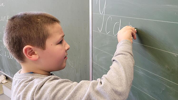 Auch Dima übersetzt deutsche Wörter in die ukrainische Sprache.
