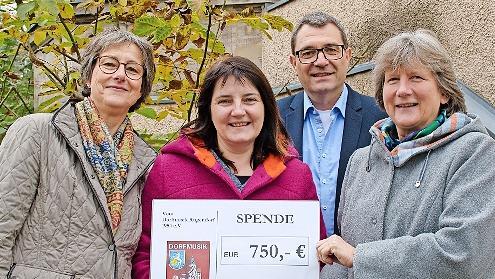 Andrea Weisath von der Dorfmusik Rugendorf e. V. (Zweite von links) &uuml;bergibt Einnahmen in H&ouml;he von 750 Euro aus dem Gemeinschaftskonzert mit der St&auml;dtischen Jugendkapelle an Anja Gimpel-Henning, Vorsitzende des F&ouml;rderverbands der Musikschule Kulm...