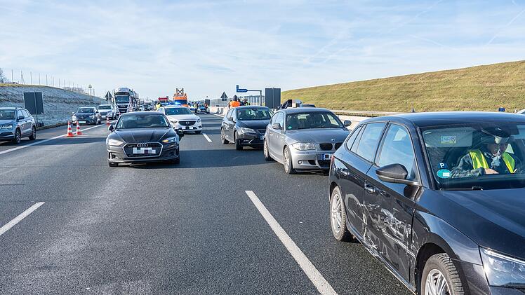 Unfall auf der A3: Fünf Autos kollidieren, eine Person verletzt