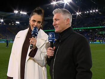 Bastian Schweinsteiger und Esther Sedlaczek lieferten sich humorvollen Schlagabtausch.