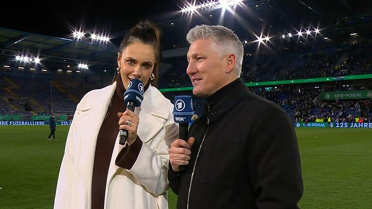 Bastian Schweinsteiger und Esther Sedlaczek lieferten sich humorvollen Schlagabtausch.