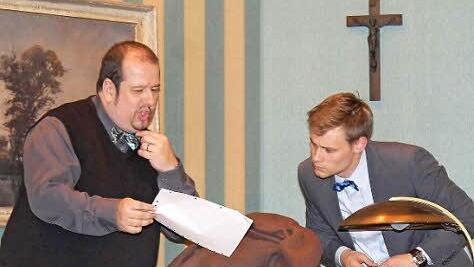 Ist Doktor Haycook (Florian Mayer, rechts) zu trauen? Er scheint Inspektor Slack (Heiko Braunreuther) bei den Ermittlungen zu helfen. Foto: Ralf Naumann