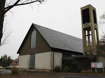 Beim Abriss dieser Kirche kam am Dienstag ein Baggerfahrer ums Leben. Fotos: Ralf Ruppert