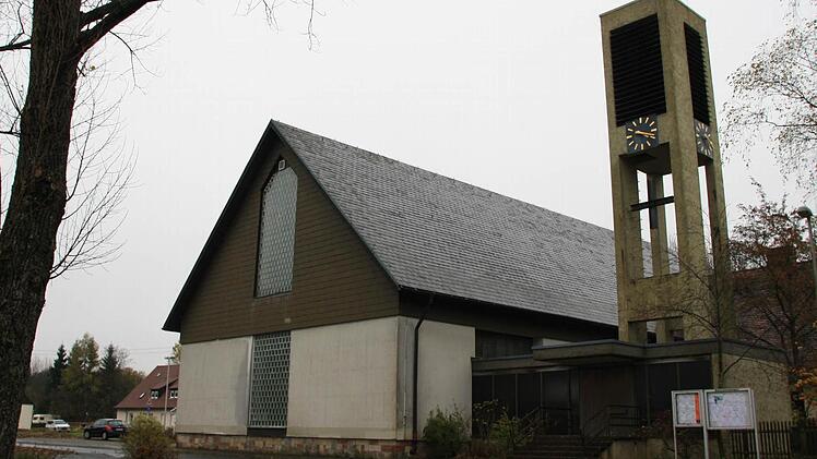 Beim Abriss dieser Kirche kam am Dienstag ein Baggerfahrer ums Leben. Fotos: Ralf Ruppert
