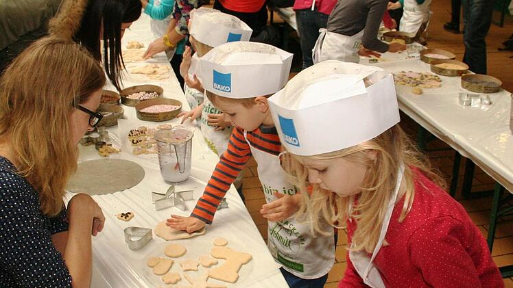 Viele kleine Bäcker und Schaulustige kamen zum Kinderbacktag in der Bäckerei Schmitt  Fotos: Werner Vogel