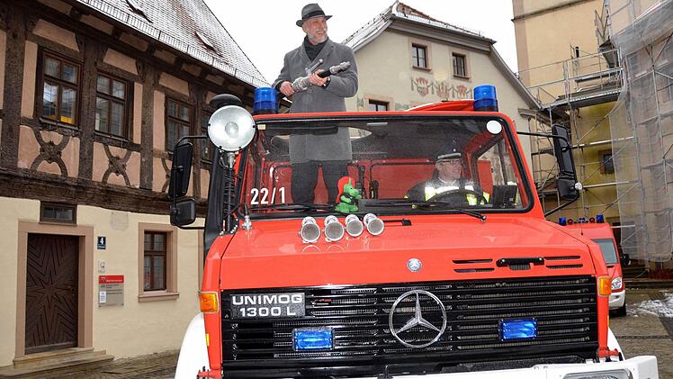 Das neue Fahrzeug der Garitzer Feuerwehr mit dem OB am Strahlrohr. Fotos: Peter Rauch