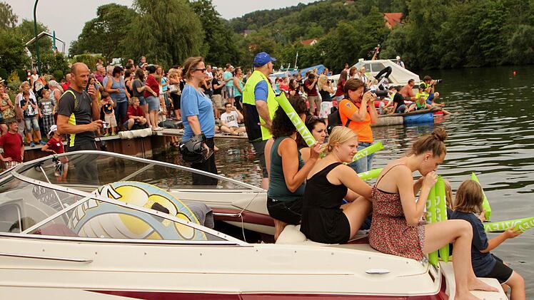 Am Yachthafen sah man viele begeisterte Zuschauer, die sich sogar von den Booten aus das Sport-Event ansahen.