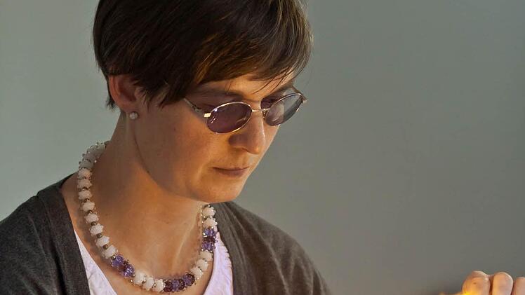 Impressionen vom Lampenglas-Workshop im Glasmuseum Rosenau: Rebekka Gutgesell bei der Arbeit.Foto: Jochen Berger