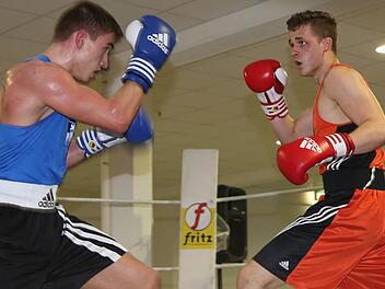 Daniel Schober (links) besiegte wie schon April bei der Box-Gala in Kulmbach (Bild) den Neumarkter Erzen Rushiti (rechts).  Foto: Alexander Schmidt
