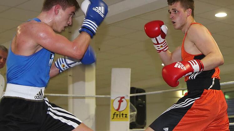 Daniel Schober (links) besiegte wie schon April bei der Box-Gala in Kulmbach (Bild) den Neumarkter Erzen Rushiti (rechts).  Foto: Alexander Schmidt