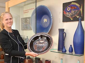 Museumsleiterin Sandra Bali mit einem Keramikteller, der die Stüdemann-Sammlung bereichert. Fotos: Alexander Hartmann