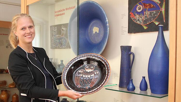 Museumsleiterin Sandra Bali mit einem Keramikteller, der die Stüdemann-Sammlung bereichert. Fotos: Alexander Hartmann