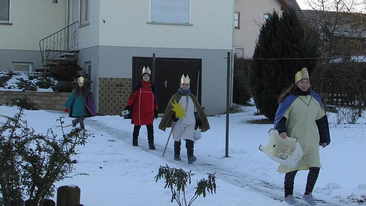 Bei winterlichen Bedingungen waren die Sternsinger, hier vor einem Anwesen in Ebern, unterwegs. Foto: Hanus