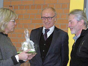 Renate Kippes überreicht das Geschenk der Schule an Konrad Völker. Foto: Bernhard Hereth