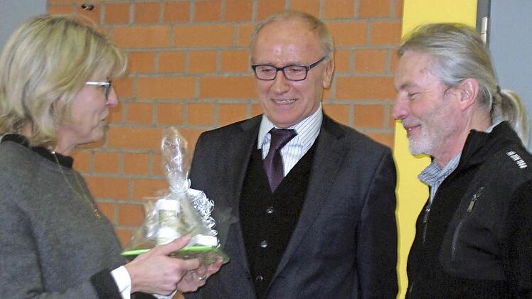 Renate Kippes überreicht das Geschenk der Schule an Konrad Völker. Foto: Bernhard Hereth