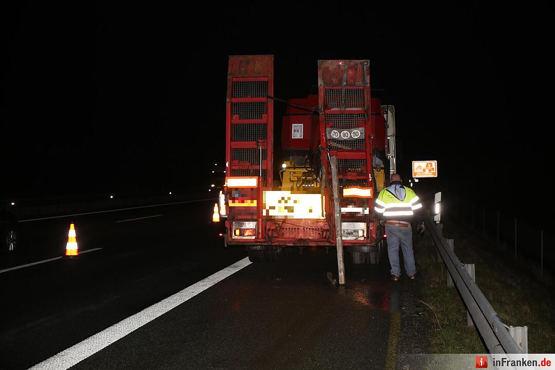 A9 bei Hof: Schwertransporter fährt gegen Pannen-Lkw