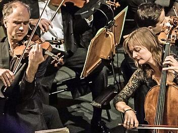 Die Cellistin Tanja Tetzlaff und der Geiger Florian Donderer beeindruckten in Coburg mit ihrer Deutung des Doppelkonzerts von Johannes Brahms. Foto: Jochen Berger