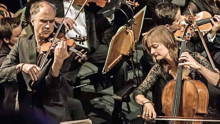 Die Cellistin Tanja Tetzlaff und der Geiger Florian Donderer beeindruckten in Coburg mit ihrer Deutung des Doppelkonzerts von Johannes Brahms. Foto: Jochen Berger