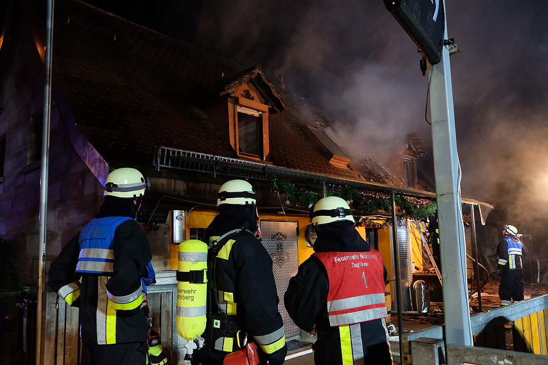 Nürnberger Gaststätte geht in Flammen auf: Anwohner evakuiert
