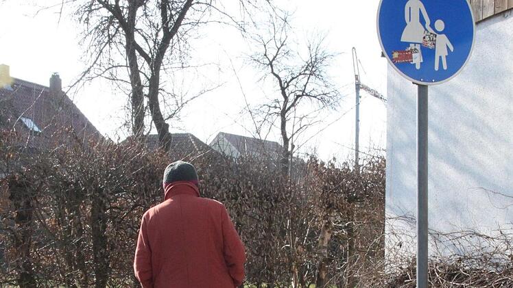 Die wassergebundene Decke des Etterweges zwischen der Langheimer Straße und dem Altenheim wird durch einen Pflaster-Belag ersetzt, um älteren Mitbürgern ein leichteres Begehen oder Befahren mit dem Rollator zu ermöglichen. Stephan Stöckel
