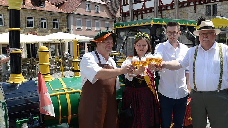 Gambrinus, Bierkönigin Miriam I., Nico Cieslar und Bürgermeister Franz Streit (v. l.) beim Verkosten