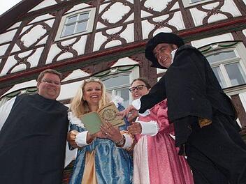 Junge Gesichter für eine alte Tradition: Zum Start in das 91. Spieljahr hat ein neuer Vorstand das Zepter der Heimatspielgemeinde Münnerstadt e.V. übernommen: (von links) Andreas Trägner (Stellvertretender Vorsitzender), Claudia Kind (1. Vorsitzende), Carolin Schwarz (Schriftführerin) und Wolfgang Joa (Kassier). Spiel-Sonntage sind der 26. August sowie der 2. und 9. September. Christine Schikora