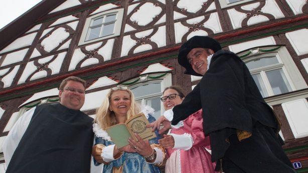 Junge Gesichter für eine alte Tradition: Zum Start in das 91. Spieljahr hat ein neuer Vorstand das Zepter der Heimatspielgemeinde Münnerstadt e.V. übernommen: (von links) Andreas Trägner (Stellvertretender Vorsitzender), Claudia Kind (1. Vorsitzende), Carolin Schwarz (Schriftführerin) und Wolfgang Joa (Kassier). Spiel-Sonntage sind der 26. August sowie der 2. und 9. September. Christine Schikora