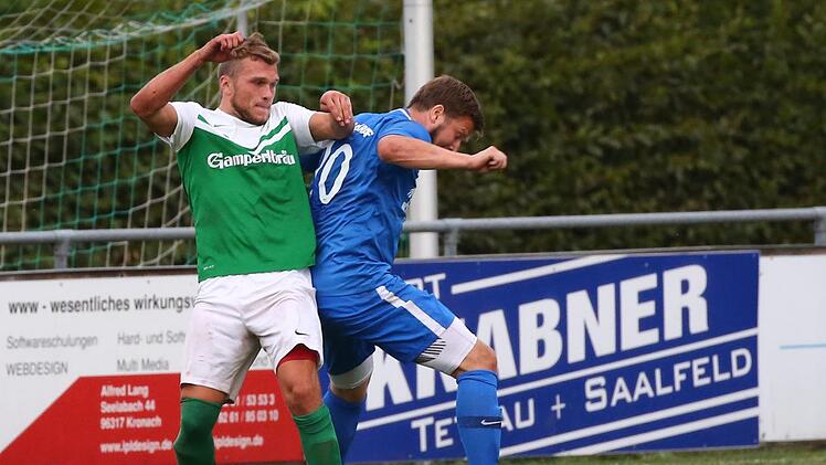 Der Lichtenfelser Maurice Koch (blau) schirmt den Ball gegen JohannesWittmann ab. Foto: Heinrich Wei&szlig;
