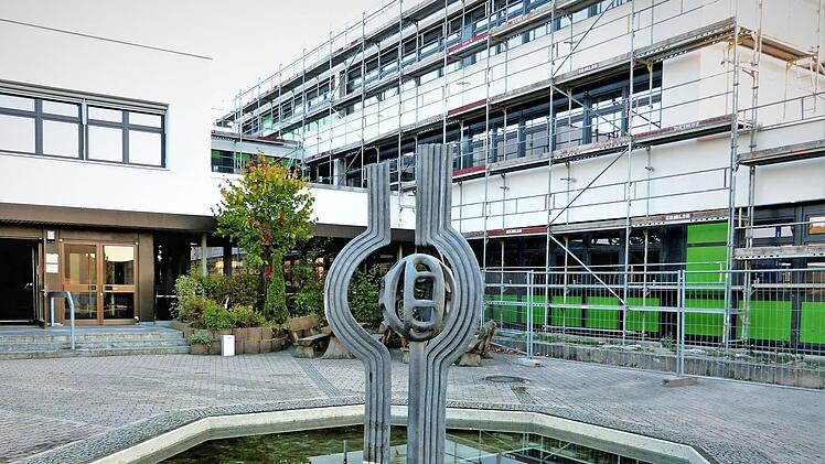 Für rund 16 000 Euro erhielt die Firma DBS aus Mainleus den Auftrag für die notwendige Sanierung des Brunnens im Pausenhof der Mittelschule Neuenmarkt-Wirsberg. Foto: Werner Reißaus