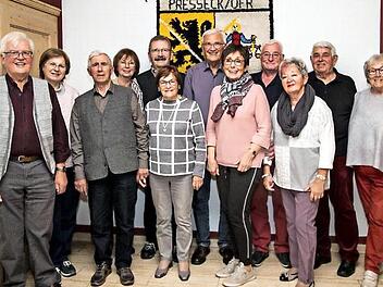Hans Rapp, Arno Lamprecht, Sepp Madl, Dieter Buchwald, Detlef Drexl und Dieter Müller (von links) mit ihren Ehefrauen. Es fehlen Gerd Koenen und Karl Fuchs. Foto: Klaus-Peter Wulf