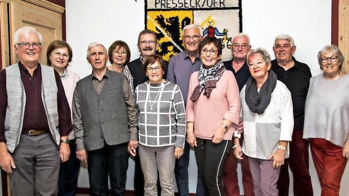 Hans Rapp, Arno Lamprecht, Sepp Madl, Dieter Buchwald, Detlef Drexl und Dieter Müller (von links) mit ihren Ehefrauen. Es fehlen Gerd Koenen und Karl Fuchs. Foto: Klaus-Peter Wulf