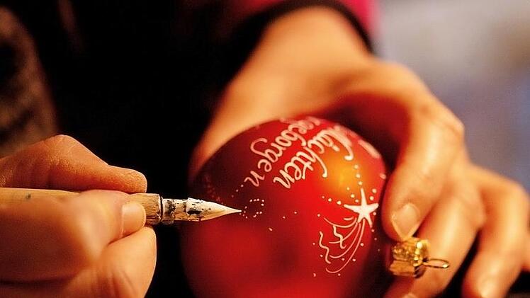 Handbemalte Christbaumkugeln pr&auml;sentierte Carin Ebert.