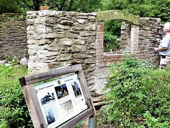 Mit hohem Zeitaufwand saniert Rembert Müller die Außenmauerung des ehemaligen Kessel- und Maschinenhauses der Zeche St. Katharina.  Foto: Gerd Fleischmann