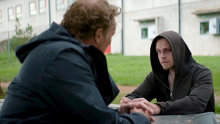Nachdem Kommissar Wisting (Sven Nordin, links) anonym geschickte Umschläge erhalten hat, in denen er auf einen alten Mordfall hingewisen wird, sucht er Daniel Momrak (Kristian Repshus) auf, der wegen des Mordes an seiner Ex-Freundin Tone im Gefängnis sitzt. Ist er womöglich unschuldig, gab es Ermittlungsfehler?