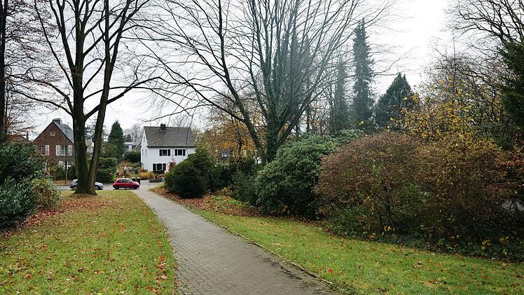 Der Originalschauplatz: An diesem hübschen Stichweg in der Stadt Haan, die zwischen Düsseldorf und Wuppertal liegt, übergießen Unbekannte den Energiemanager Dr. Bernhard Günther im März 2018 mit konzentrierter Schwefelsäure.
