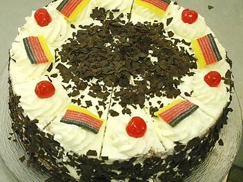 Mit ganz einfachen Mitteln wird aus einer Schwarzwälder-Kirschtorte eine Sommermärchen-Schlemmerspeise wie diese von Bianca Eberth.