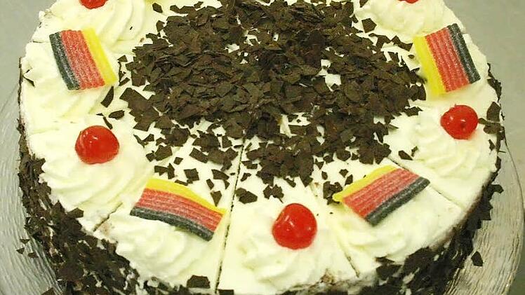Mit ganz einfachen Mitteln wird aus einer Schwarzwälder-Kirschtorte eine Sommermärchen-Schlemmerspeise wie diese von Bianca Eberth.