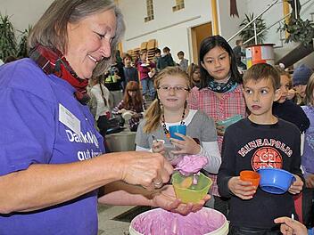 Viele hungrige Münder stopfen: Erika Hüfner teilt rund zehn Kilogramm Frucht-Joghurt an die Grundschüler aus. Fotos: Ulrike Müller