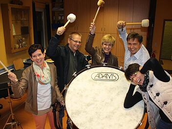 Ohren zuhalten nur zum Spaß: Elke Braun, Klaus und Sabine Mauckner, Stefan Wolbert und Konny Graf rühren kräftig die Werbetrommel fürs große Musikwochenende.  Foto: Diana Fuchs