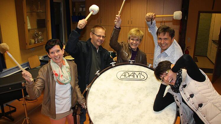 Ohren zuhalten nur zum Spaß: Elke Braun, Klaus und Sabine Mauckner, Stefan Wolbert und Konny Graf rühren kräftig die Werbetrommel fürs große Musikwochenende.  Foto: Diana Fuchs