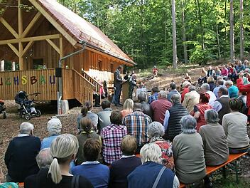 Halb Pettstadt war um Pfarrer Hermann Komnick versammelt, als der neue Waldkindergarten unter den Schutz des Allmächtigen gestellt wurde. Kinder, Eltern und Großeltern genossen den schönen Herbsttag in der freien Natur.  Fotos: Werner Baier