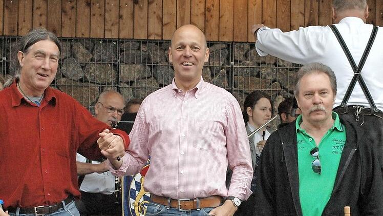 Wildfleckens Bürgermeister Gerd Kleinhenz (Mitte) dankte den zahlreichen Marktbeschickern, die seit Jahrzehnten zum Oberbacher Marktfest kommen. Foto: Sebastian Schmitt-Mathea
