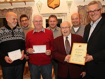 Besondere Ehrungen beim TSV Obersiemau (von links): Rolf Nittner, Bürgermeister Rolf Rosenbauer, Bernd Hofmann, Martin Eller, Kurt Engel, Peter Klimm und Wolfgang Kalb Foto: Michael Stelzner